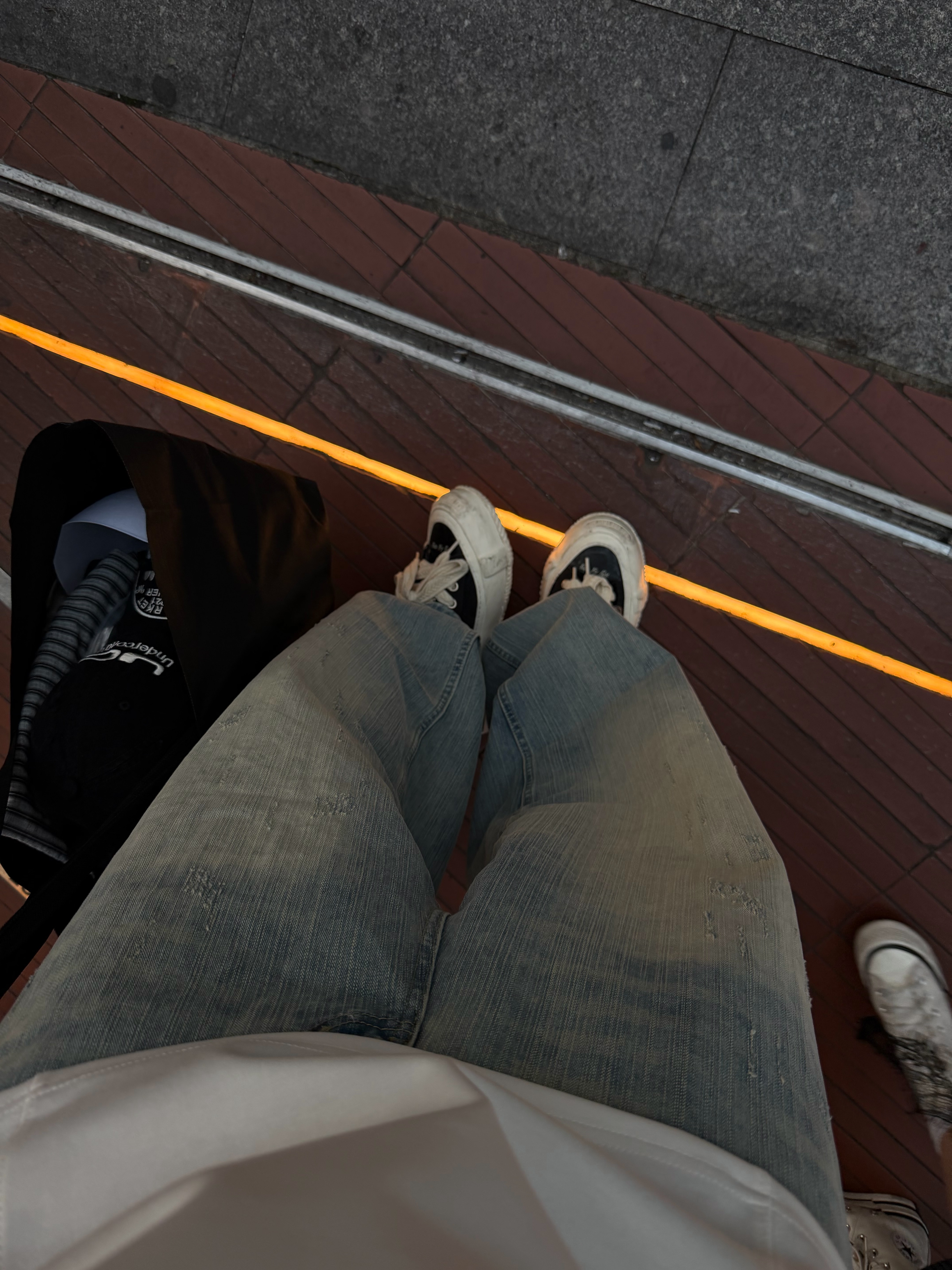 竹節紋寬鬆牛仔彎刀褲/水洗刷破