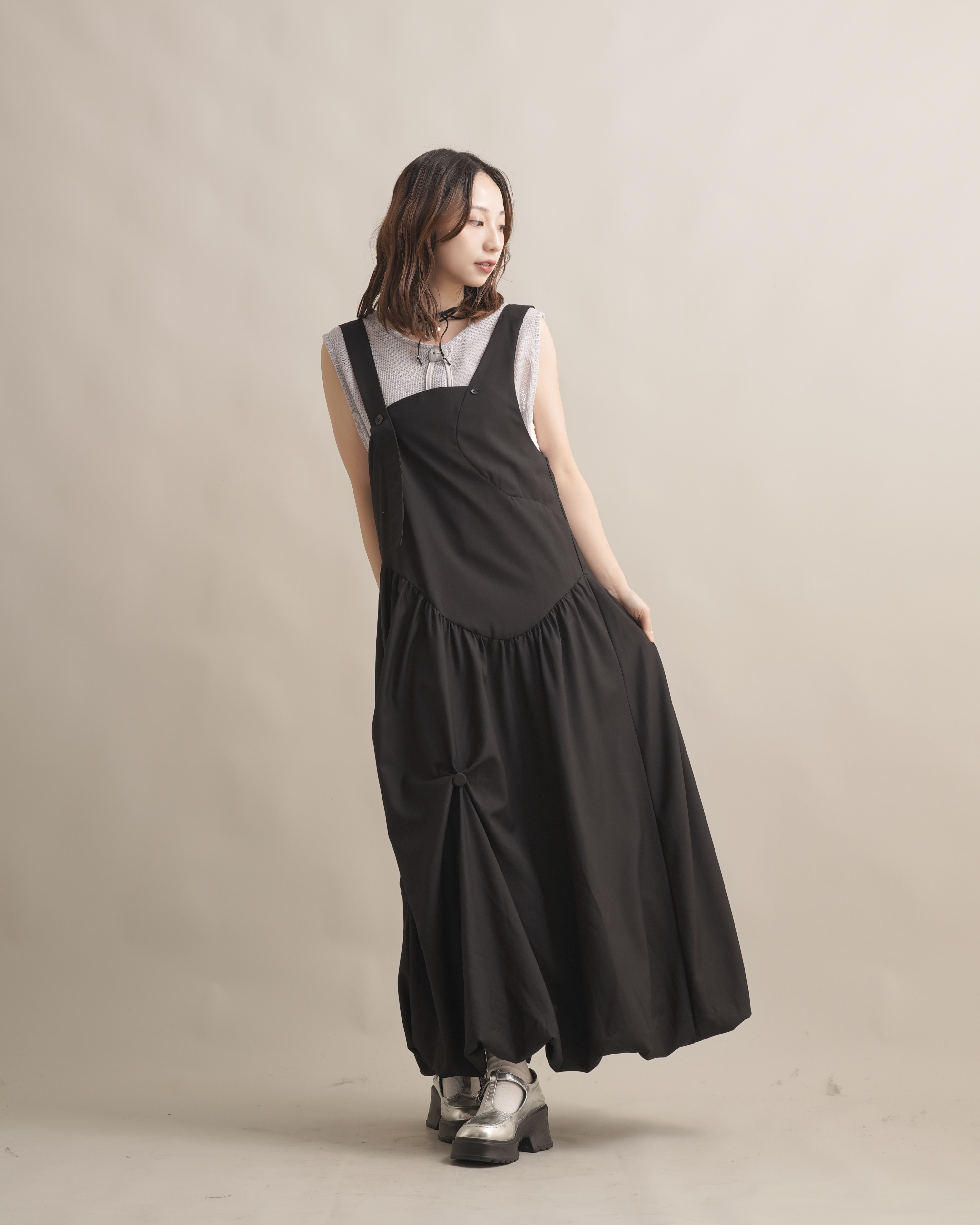 060271 小眾設計款! 不對稱抓皺吊帶洋 - 黑