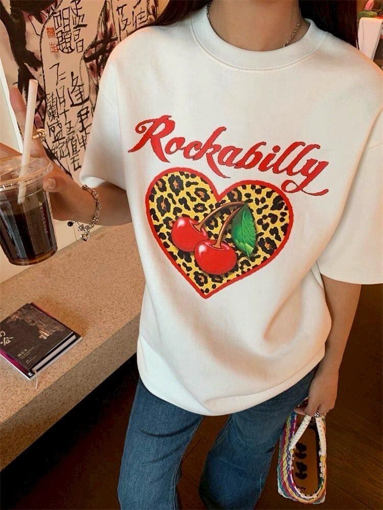 【時髦又可愛的豹紋愛心櫻桃造型上衣】（預購）