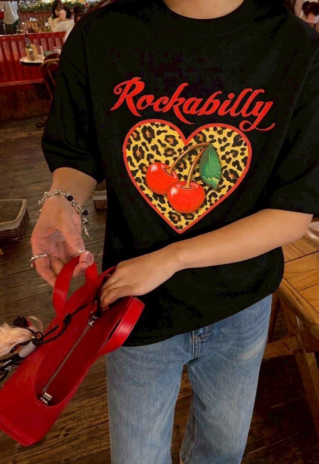 【時髦又可愛的豹紋愛心櫻桃造型上衣】（預購）