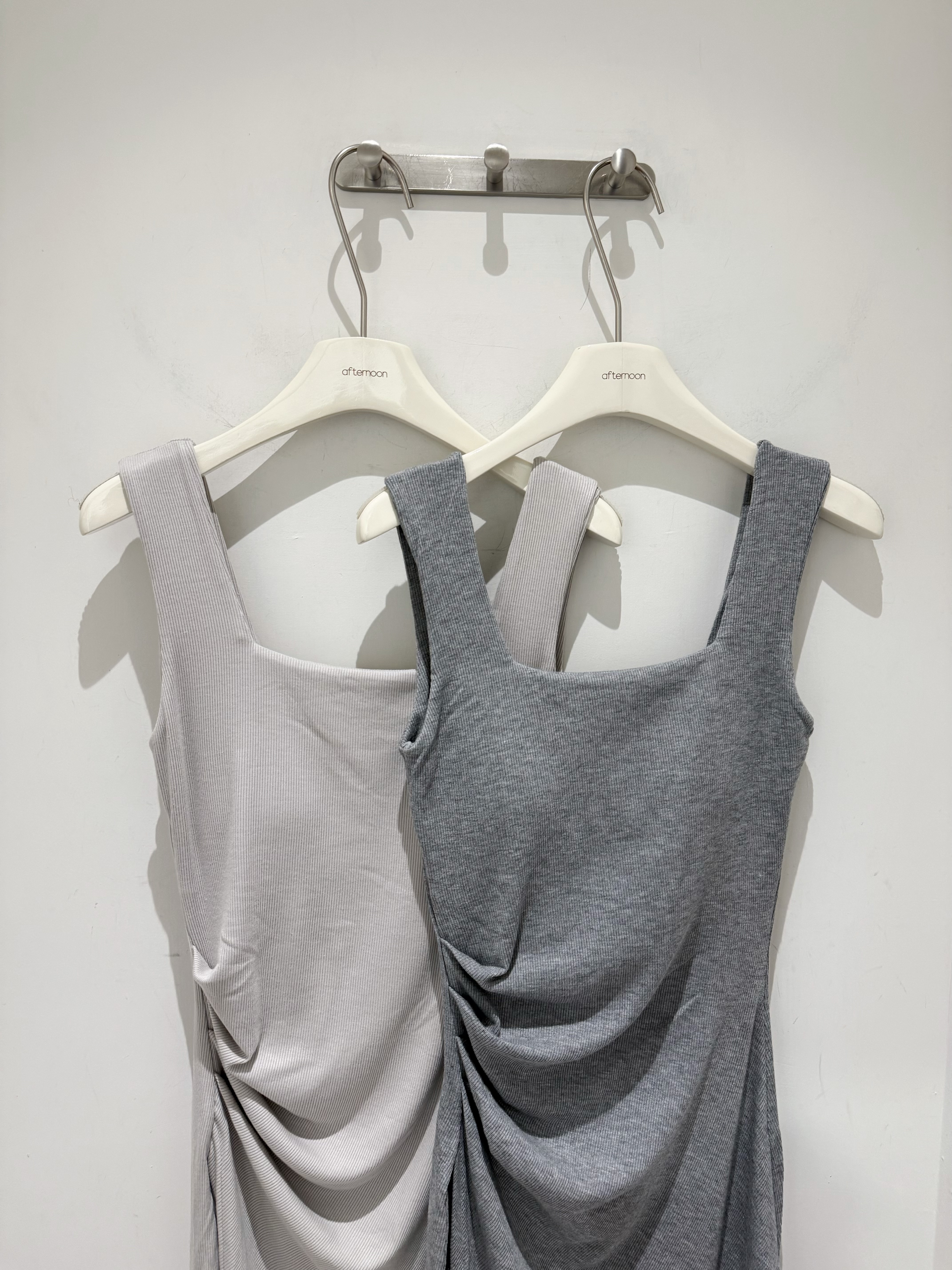 592 寬肩側腰抓皺開衩長洋(有Bra）