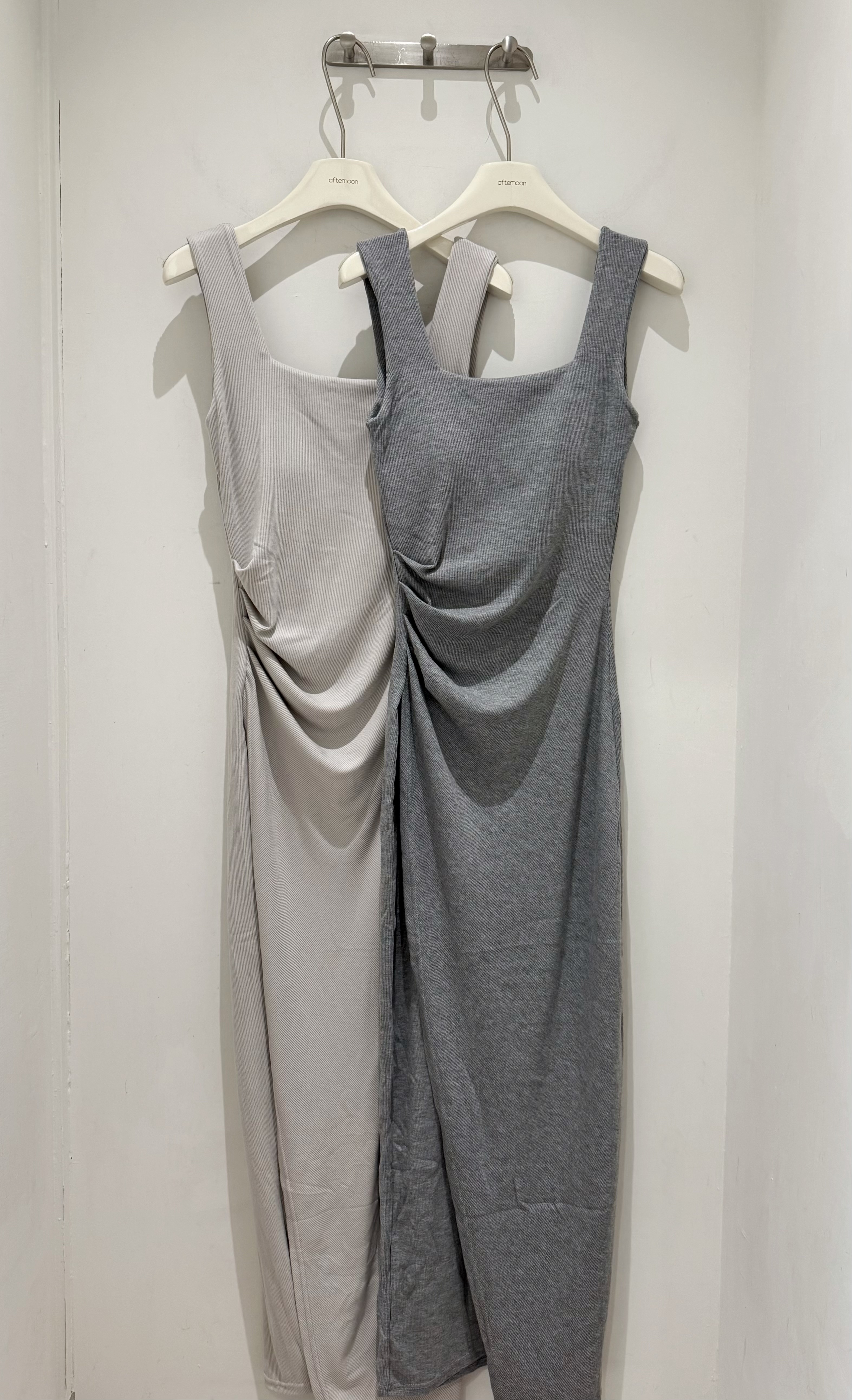 592 寬肩側腰抓皺開衩長洋(有Bra）