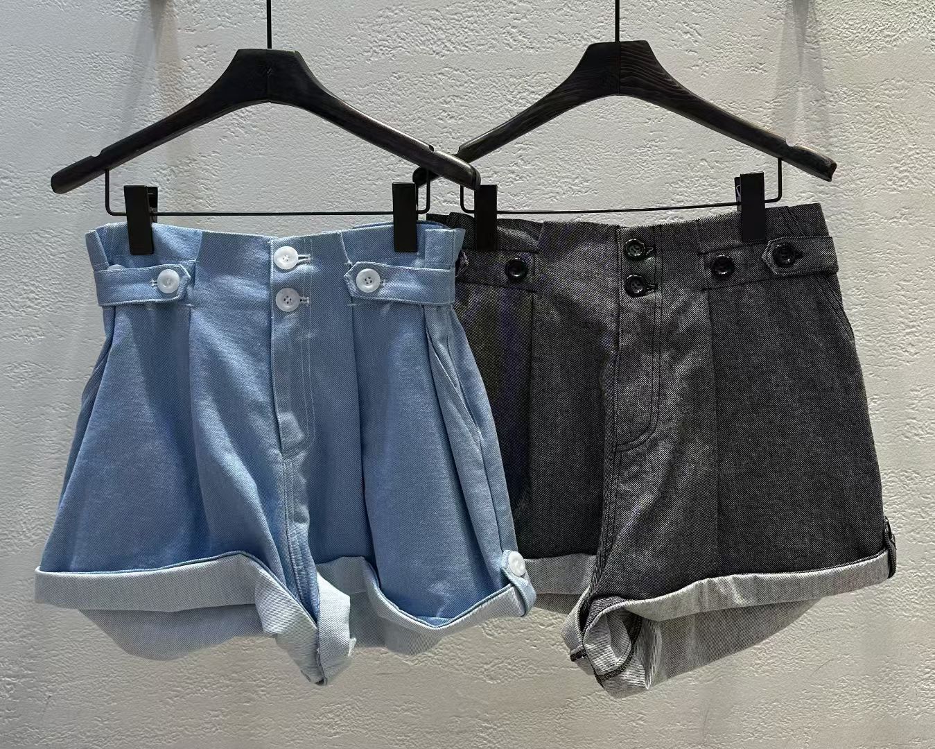 【現貨】高腰翻摺牛仔短褲｜立體剪裁・顯腿長設計款