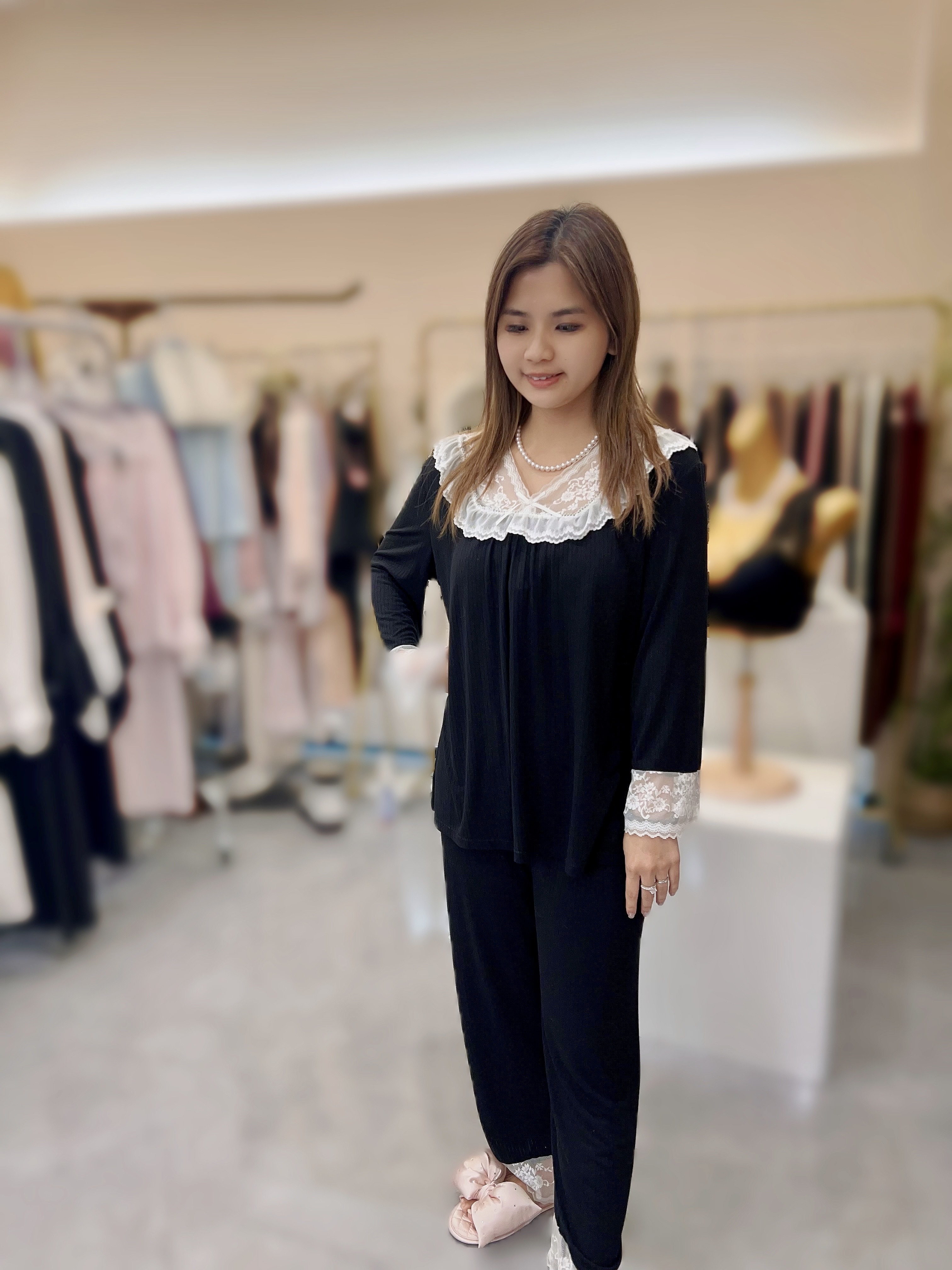 B17  ( 1SET 上身+ 褲 )   LLX61751莫代爾法式花邊睡衣兩件套 均碼80-140斤 $208/1套   (胸41 -48  長25   /  褲   腰  25-54  HIP46-60  長39.5 )