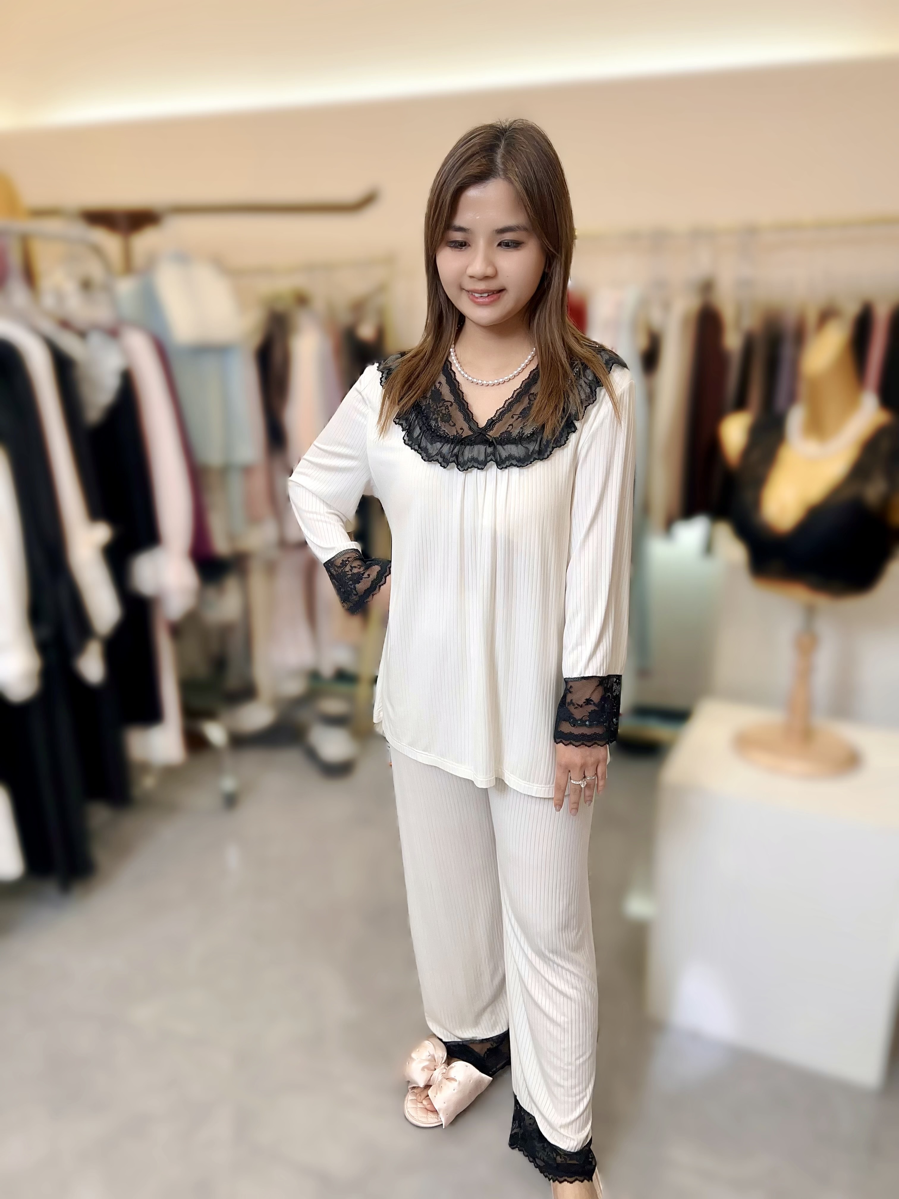 B17  ( 1SET 上身+ 褲 )   LLX61751莫代爾法式花邊睡衣兩件套 均碼80-140斤 $208/1套   (胸41 -48  長25   /  褲   腰  25-54  HIP46-60  長39.5 )