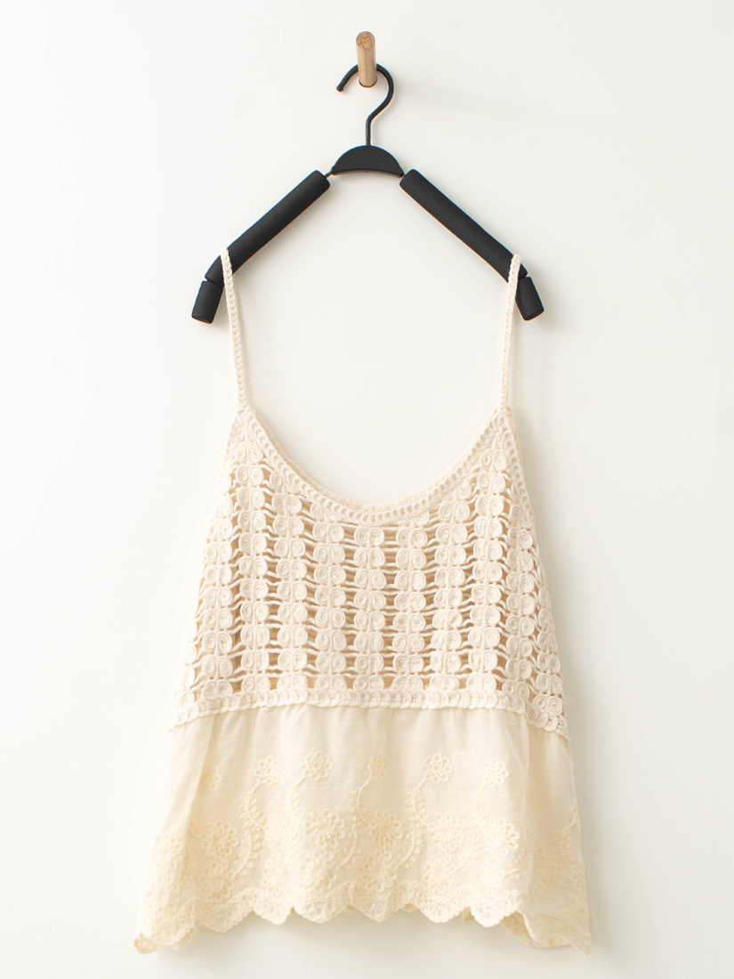 簍空勾花吊帶背心荷葉壓褶襯衫跳色配釦寬褲組合