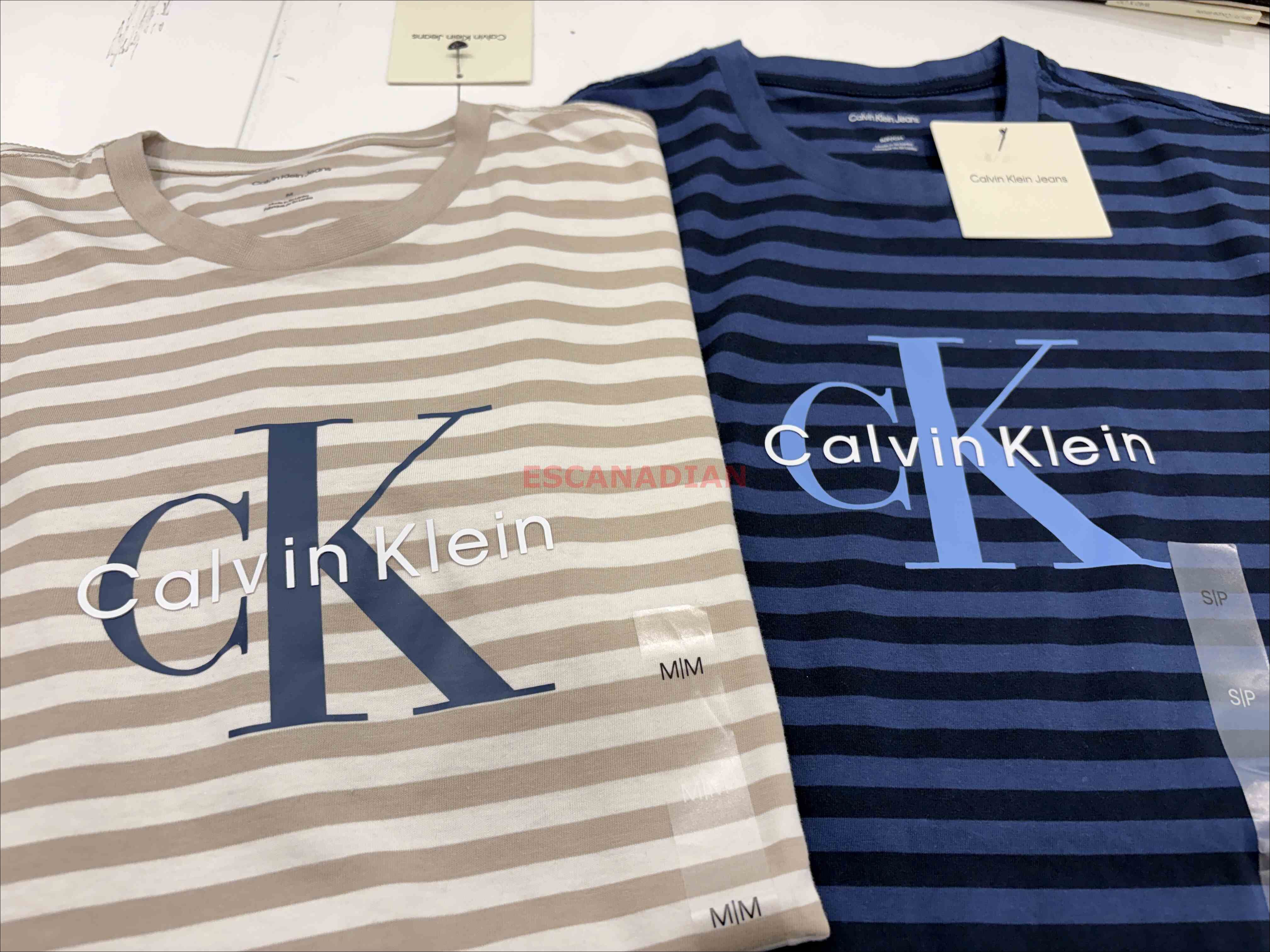 CK 男大人 經典字樣 橫條紋 短TEE (2色)