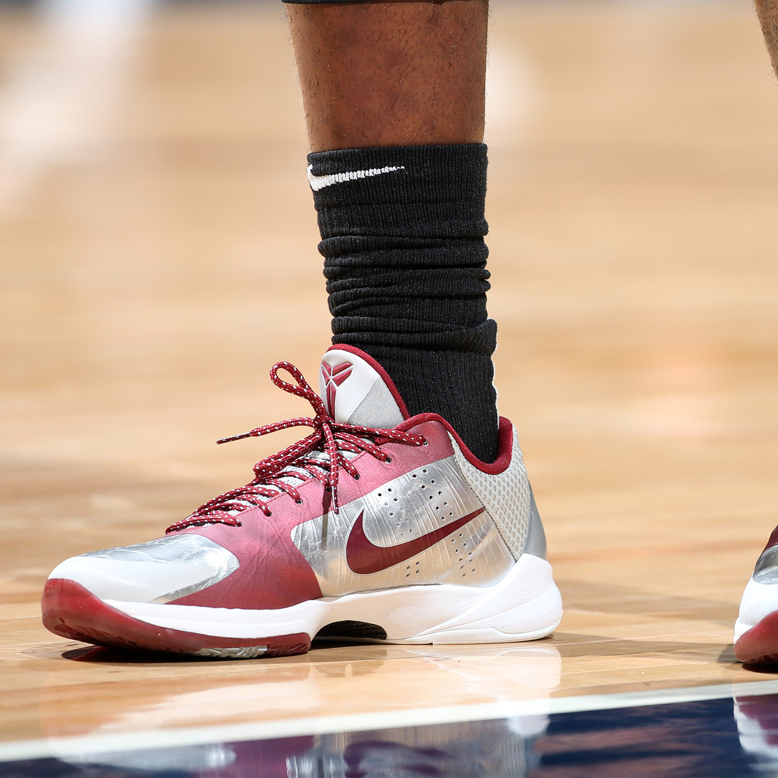Nike Kobe 5 Protro「Lower Merion Aces Away」銀酒紅 科比 高中 黑桃 曼巴 經典 復刻 實戰籃球鞋 IM0557-001
