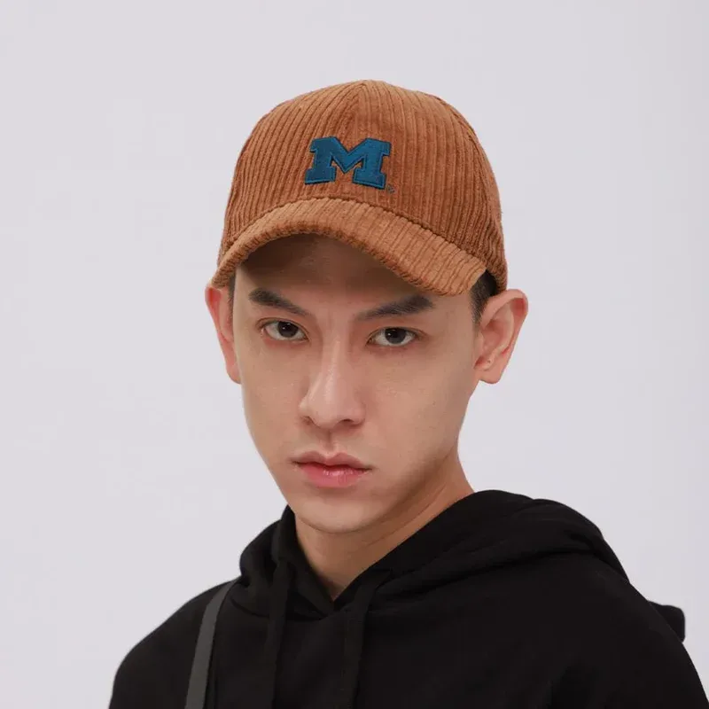 帽子,棒球帽,鴨舌帽,鴨舌帽棒球帽,棒球帽子 品牌,鴨舌帽 老帽,棒球帽推薦,鴨舌帽推薦,棒球帽穿搭,鴨舌帽穿搭,棒球帽穿搭男,鴨舌帽髮型,棒球帽挑選,鴨舌帽造型,燈芯絨老帽,燈芯絨棒球帽,燈芯絨帽子,復古風,復古風穿搭