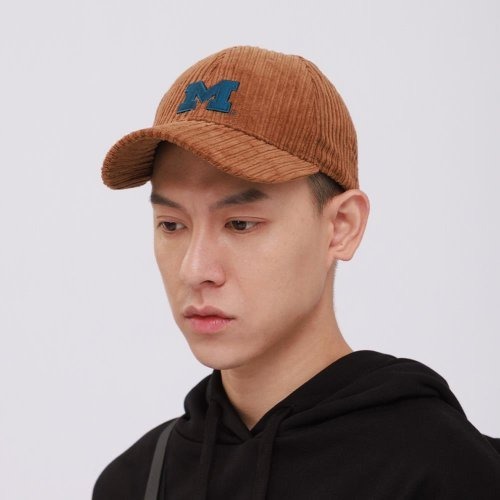 帽子,棒球帽,鴨舌帽,鴨舌帽棒球帽,棒球帽子 品牌,鴨舌帽 老帽,棒球帽推薦,鴨舌帽推薦,棒球帽穿搭,鴨舌帽穿搭,棒球帽穿搭男,鴨舌帽髮型,棒球帽挑選,鴨舌帽造型,燈芯絨老帽,燈芯絨棒球帽,燈芯絨帽子,復古風,復古風穿搭