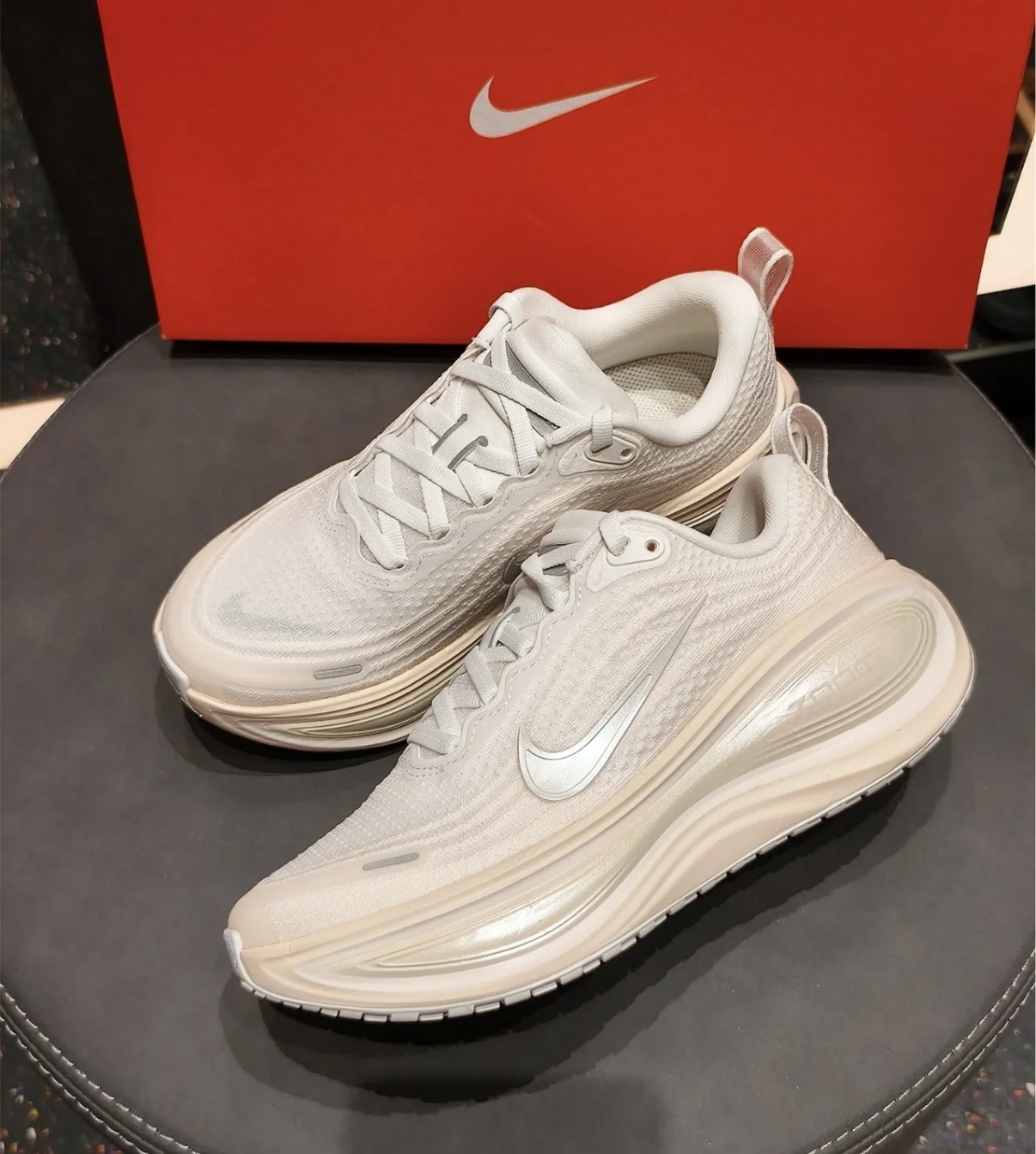 女鞋 NIKE W VOMERO PLUS ESS 米色 氣墊 緩震 透氣 慢跑 運動鞋【IO9916-100】