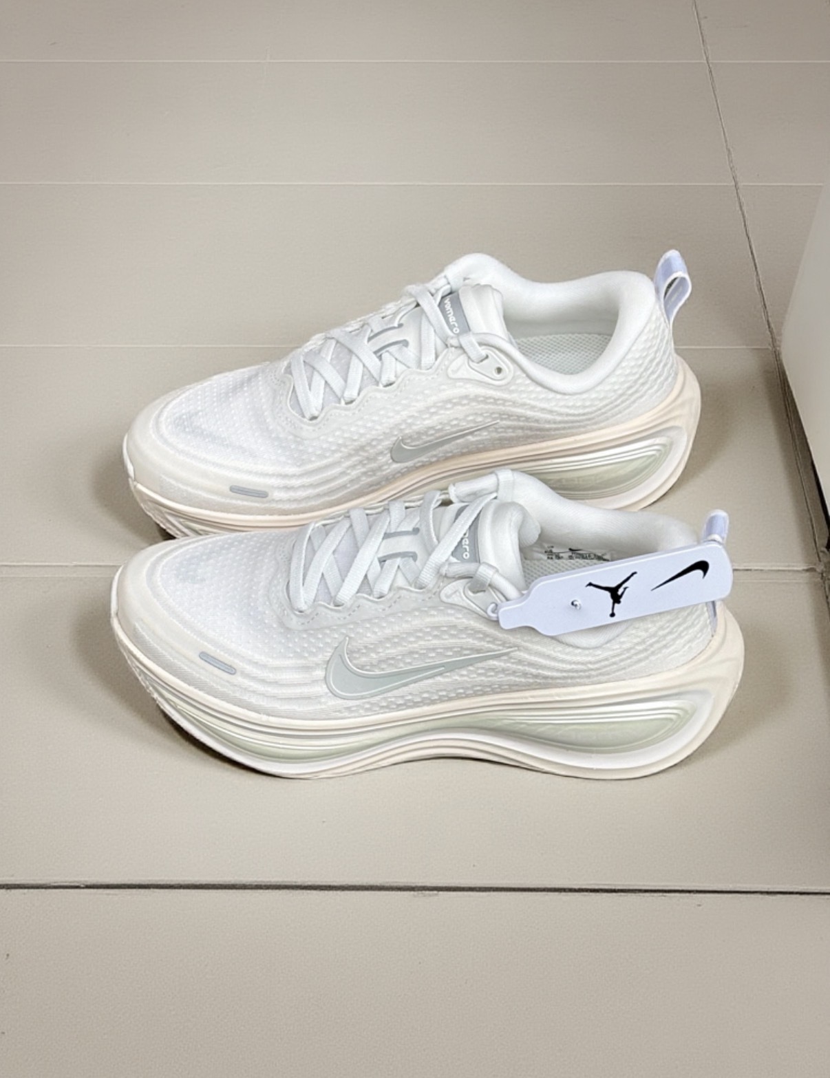 女鞋 NIKE W VOMERO PLUS ESS 米色 氣墊 緩震 透氣 慢跑 運動鞋【IO9916-100】