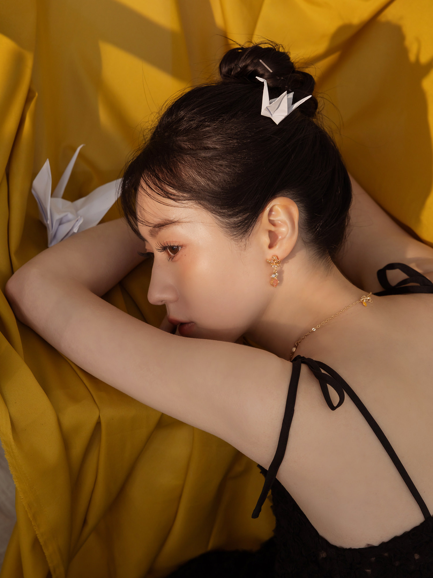 溫開水金色碎光。MUCHAT手作14KGP蜜蜂粉晶純銀針耳環