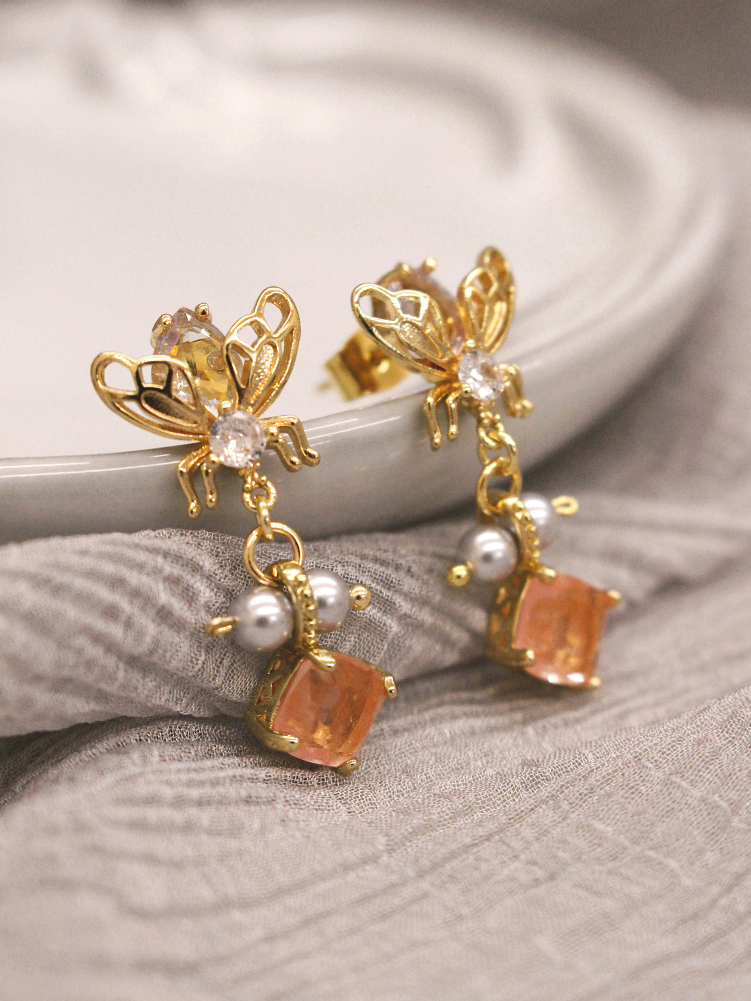 溫開水金色碎光。MUCHAT手作14KGP蜜蜂粉晶純銀針耳環