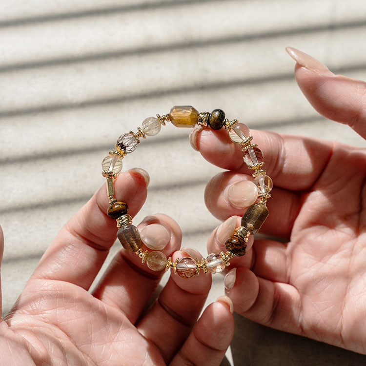 盔甲：黑金骨幹｜彼得石｜黃水晶｜膠花髮晶共生｜鈦晶