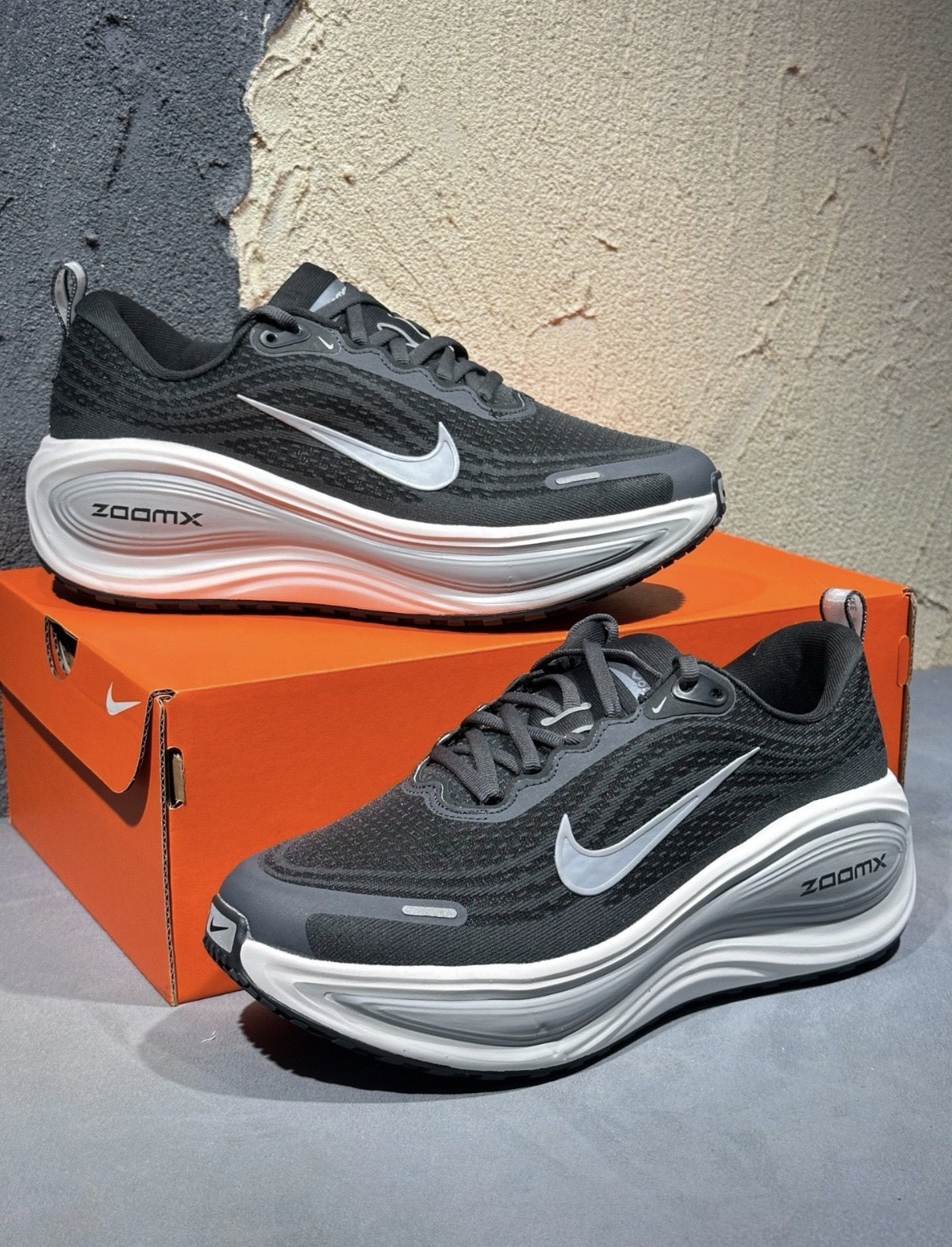 男鞋 NIKE VOMERO PLUS 黑灰 氣墊 緩震 網布 透氣 休閒 跑步 運動鞋【HV8150-008】