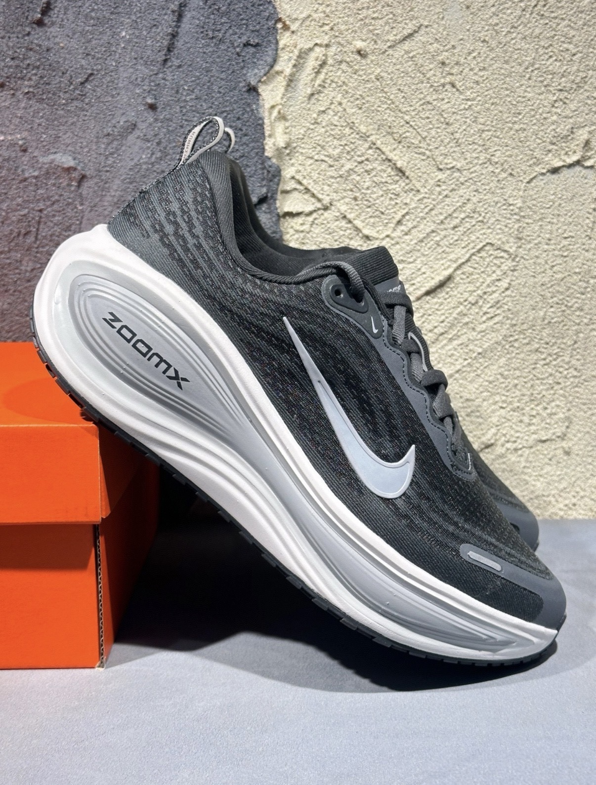 男鞋 NIKE VOMERO PLUS 黑灰 氣墊 緩震 網布 透氣 休閒 跑步 運動鞋【HV8150-008】