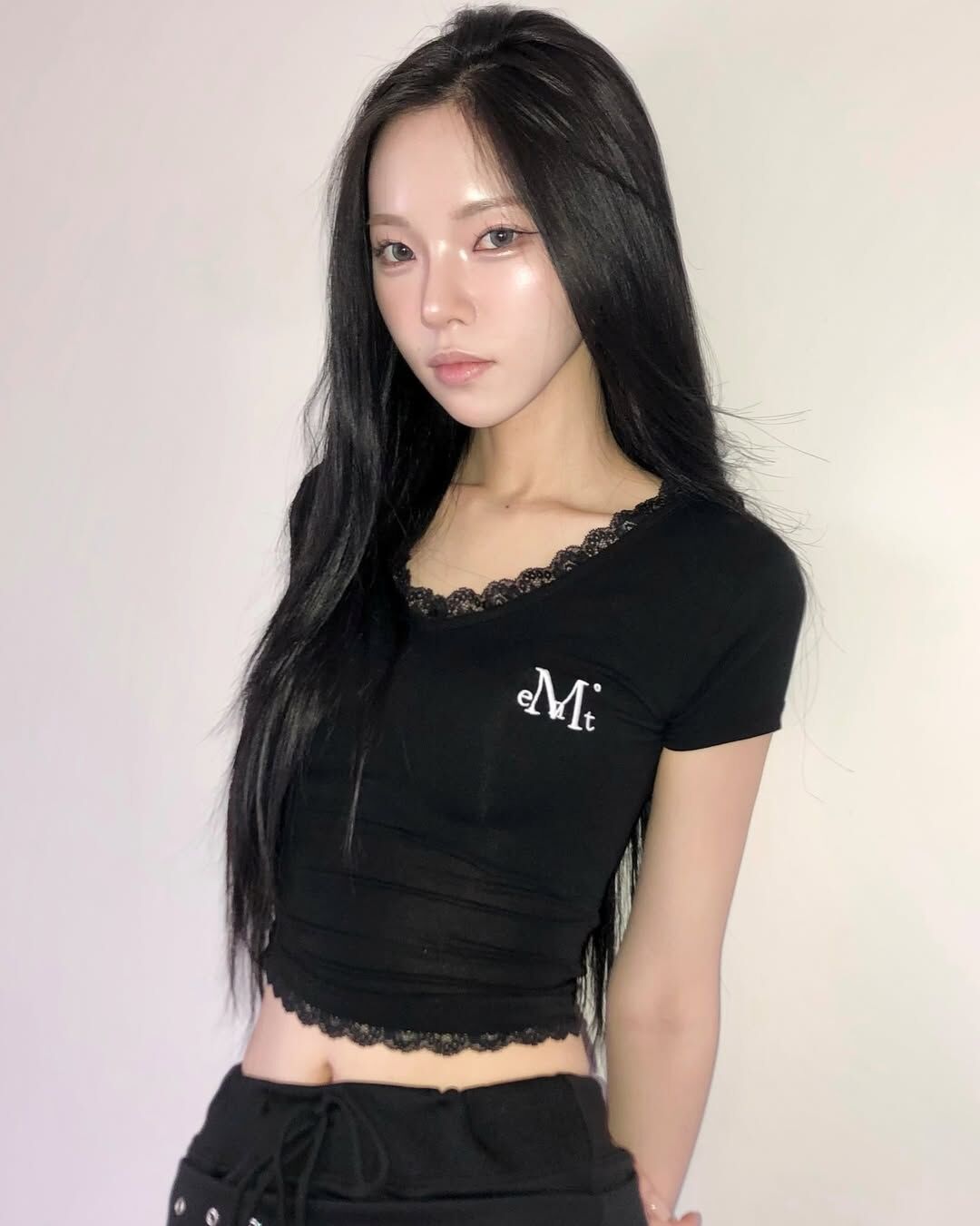 🇰🇷韓國 MUCENT 經典Logo 蕾絲V領 短版上衣(3colors)