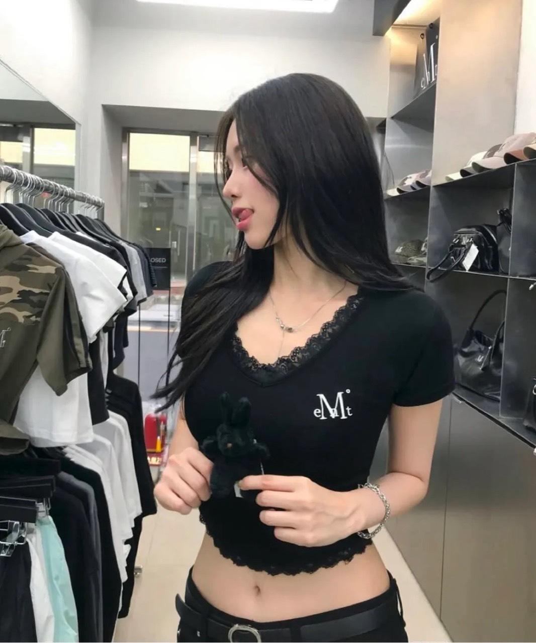 韓國限定🇰🇷 MUCENT SUNNIOR LACE V-NECK HALF T 蕾絲V領 貼身上衣 短T 短袖 / 預購