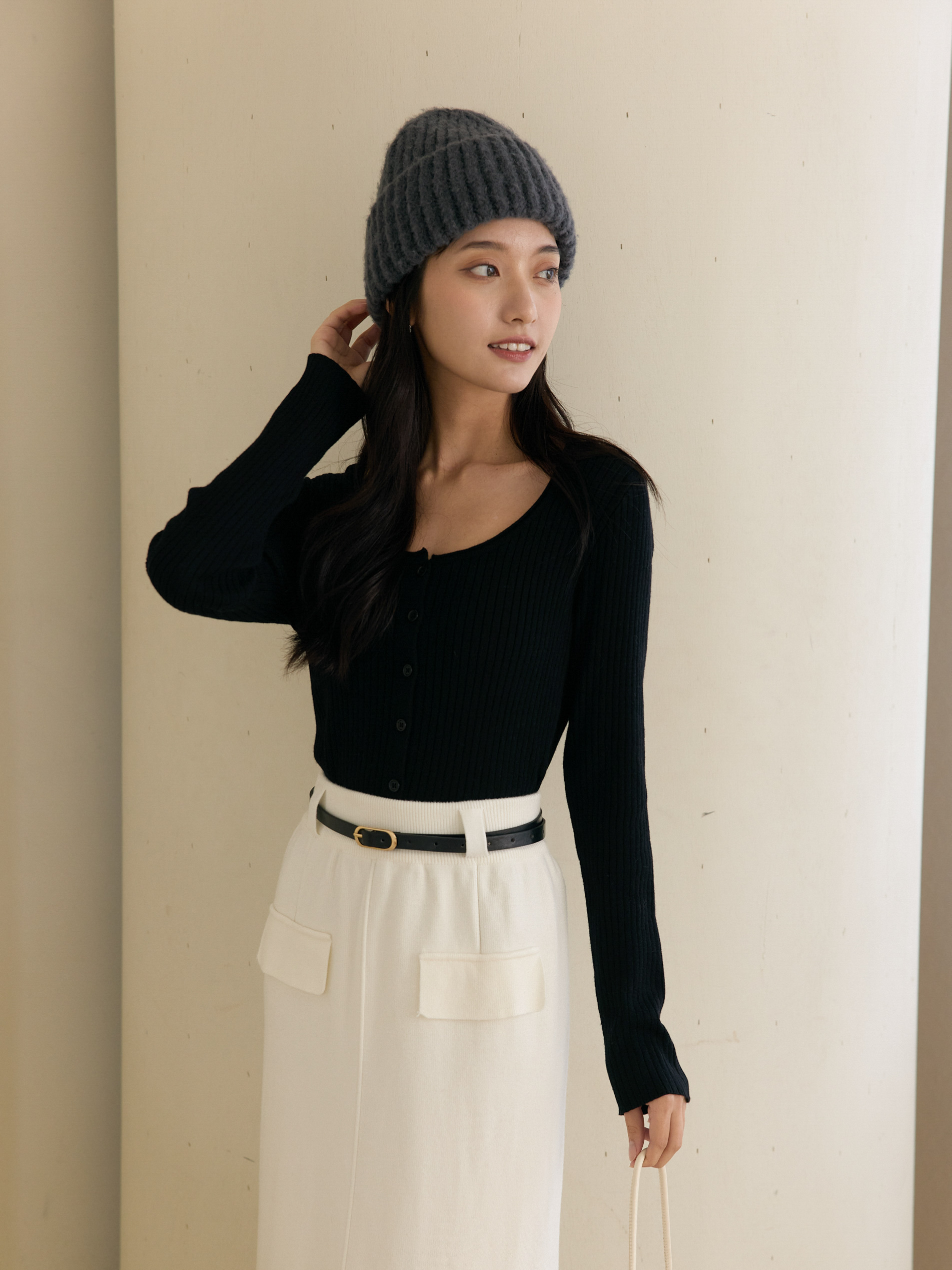 大圓領坑紋排釦針織