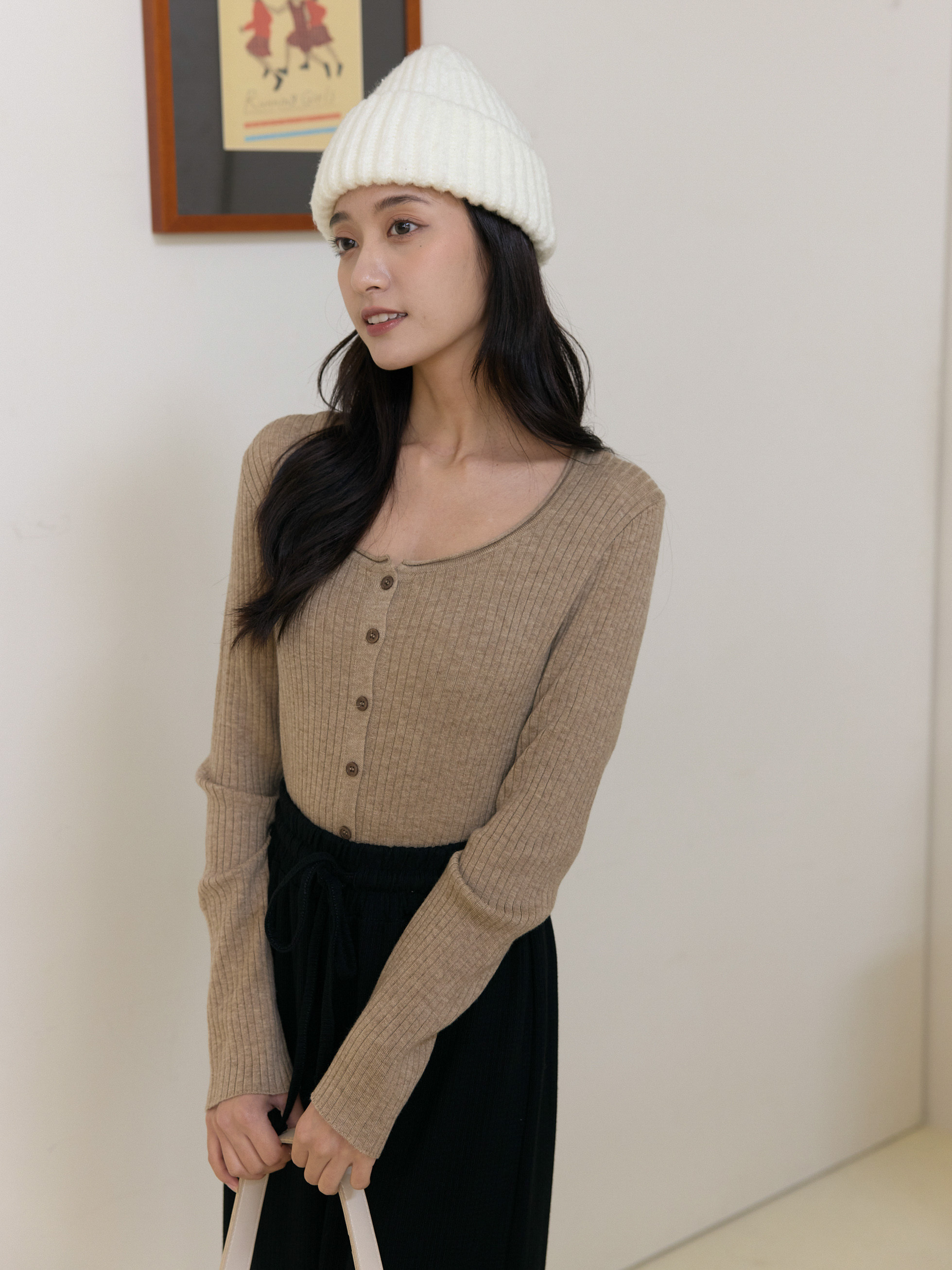 大圓領坑紋排釦針織