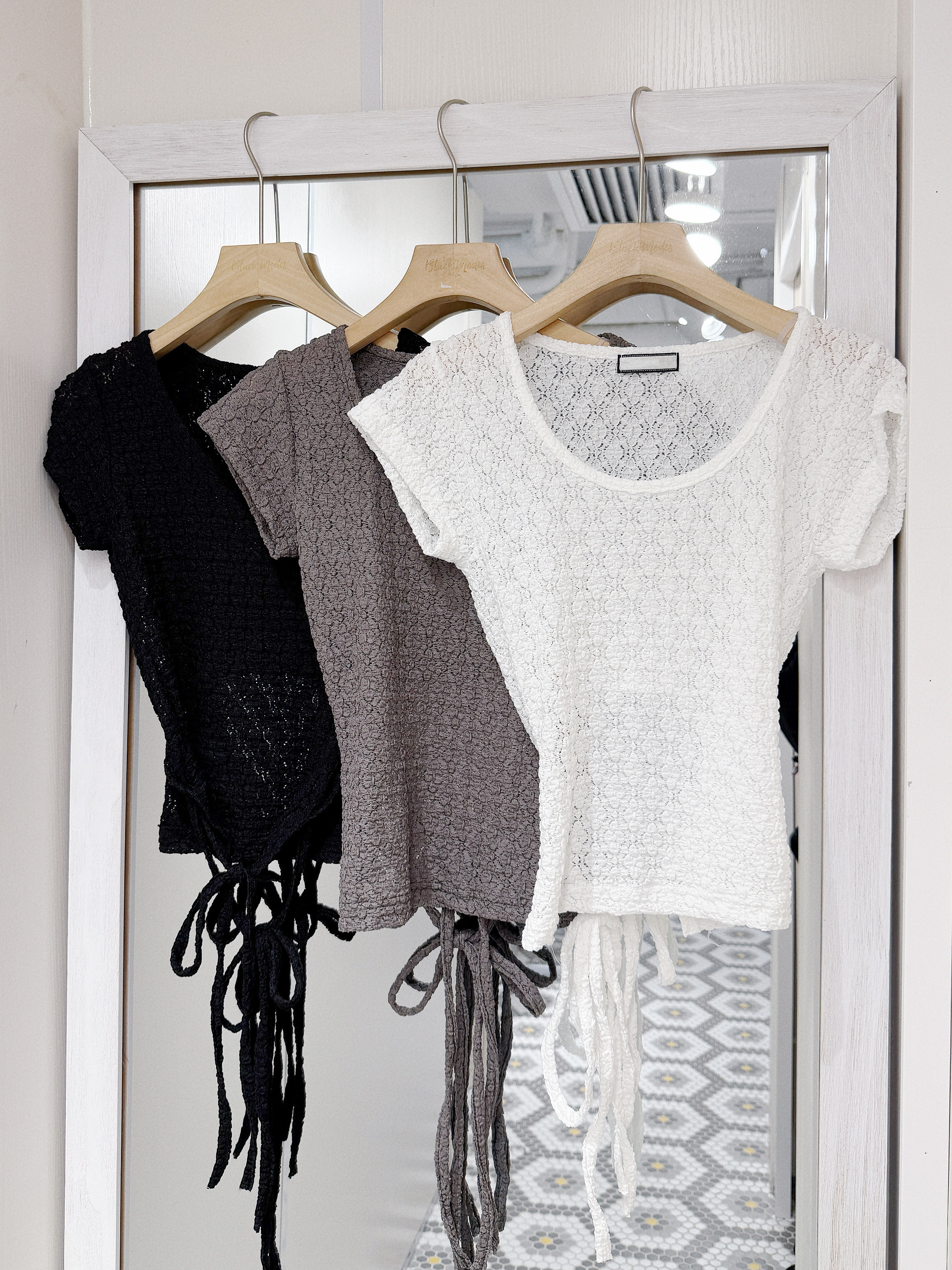 T1350｜粒粒手感₊˚⊹♡ 小透視後露背雙綁帶上衣