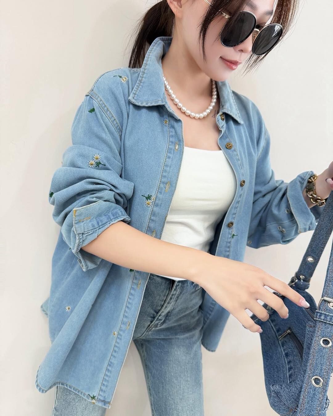 【質感小清新的小雛菊刺繡牛仔襯衫】（深藍現貨）