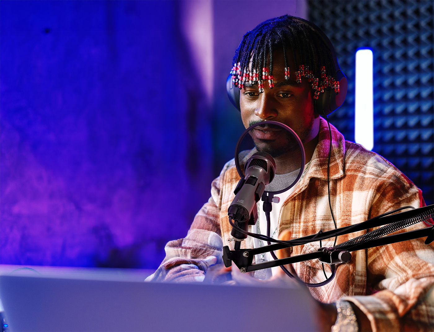 Podcast錄音設備至少需包含麥克風、監聽耳機及錄音/剪輯軟體