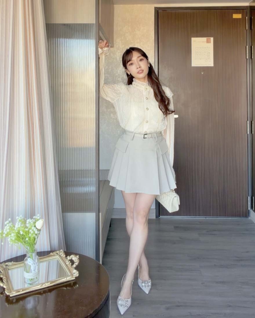 LINA LINA俏麗美學翻蓋造型百褶褲裙附腰帶-淺灰杏