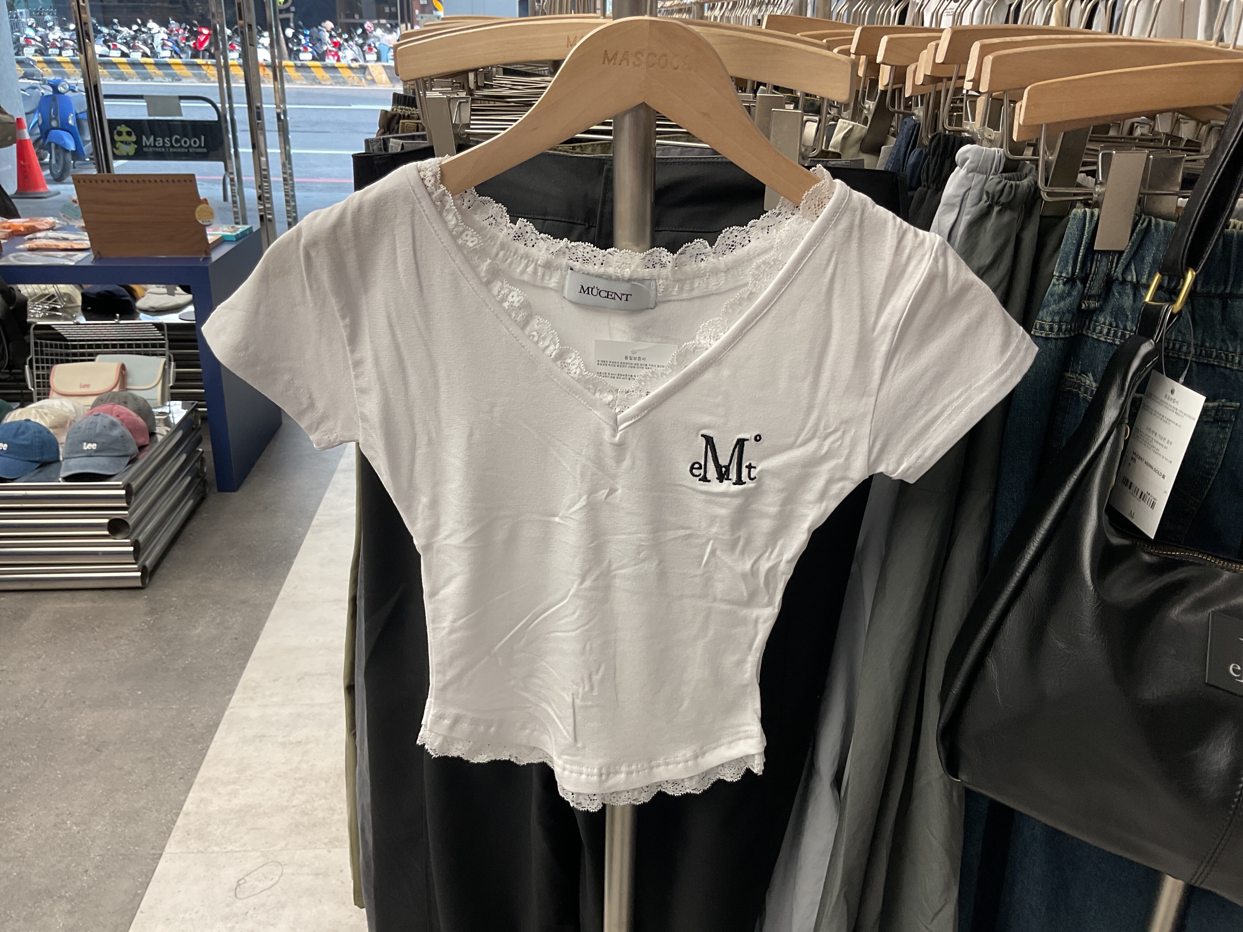 MUCENT 蕾絲V領短版上衣