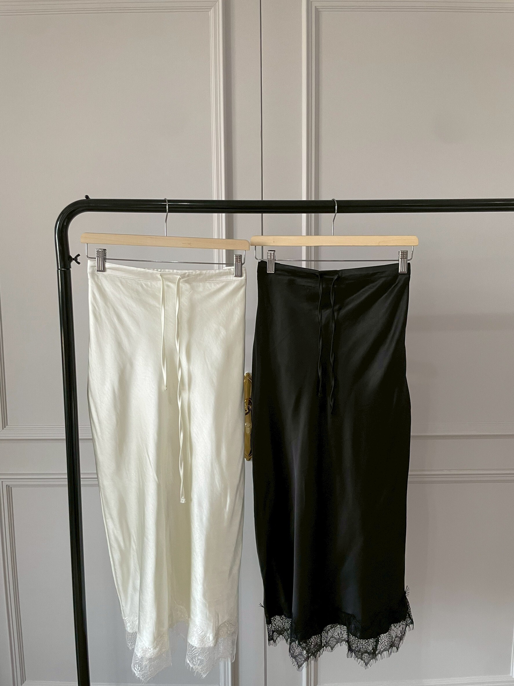 #AM43 蕾絲緞面長裙(白/黑)