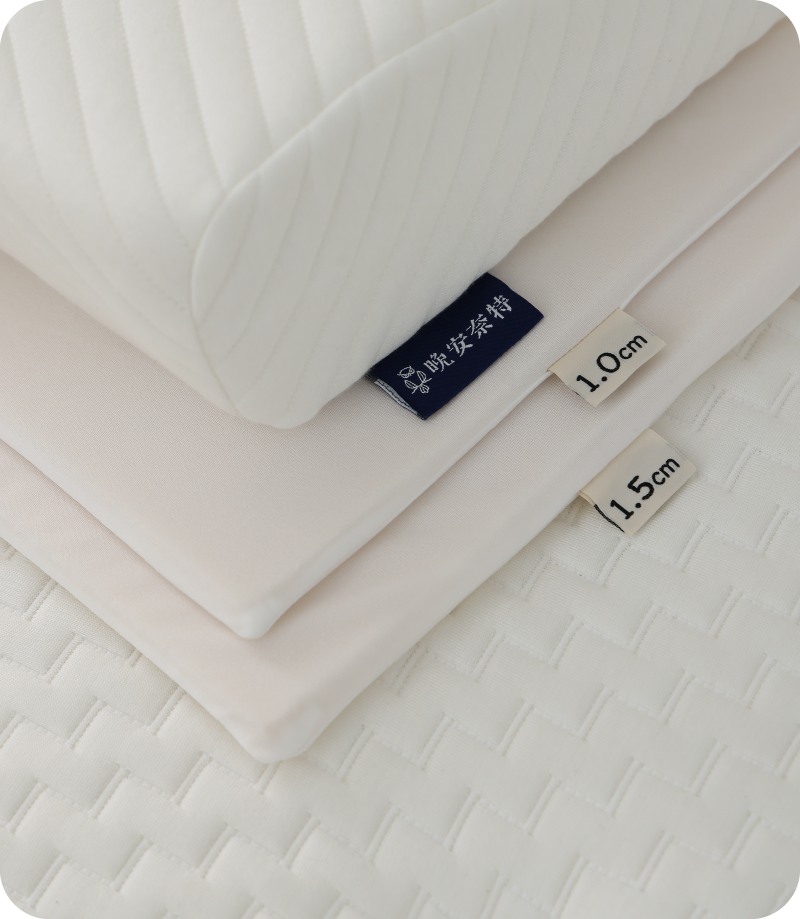 晚安奈特引力貼貼枕與專屬增高墊片側邊特寫，清晰展示深藍色品牌標籤，以及標註 1.0cm 與 1.5cm 兩種厚度的墊片，展現可客製化睡眠高度的設計細節。