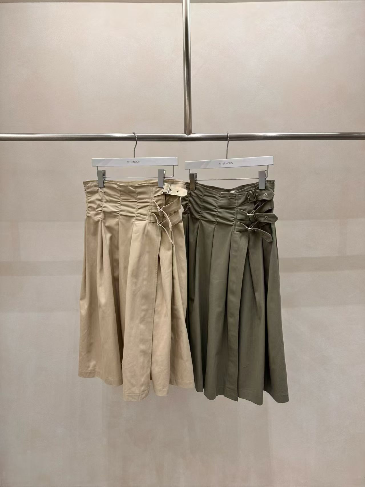 AF6013 搭扣百褶中長裙