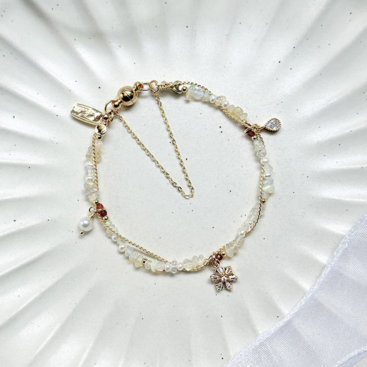 B16 / 生日花 • 拾貳月拾貳 • 冬石楠 – 珍珠蛋白石 – 手鍊