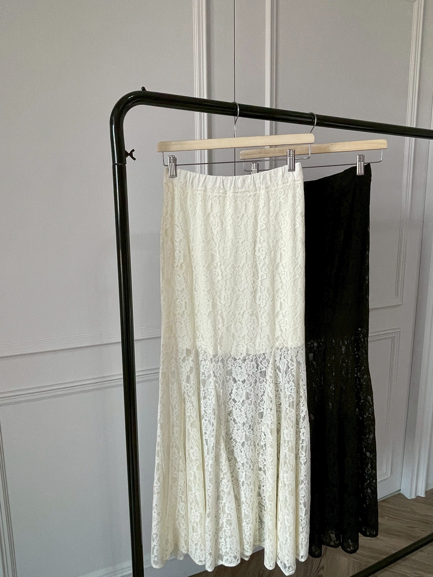 #AM65 緞面蕾絲裙(黑/白)