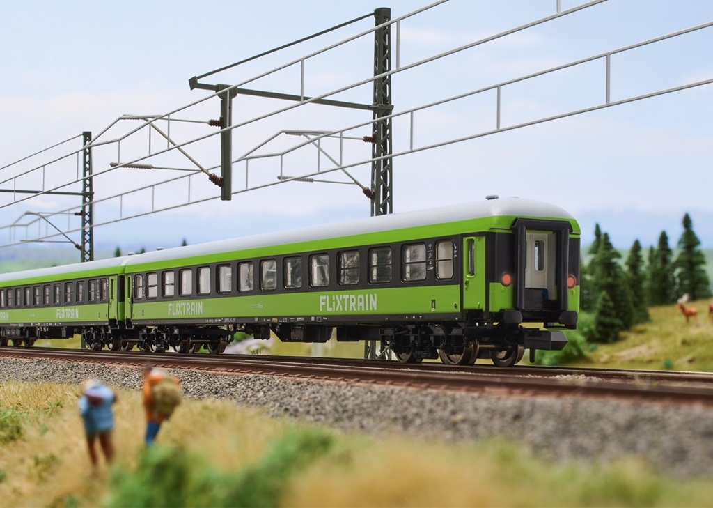 MiniTrix 15462 N Scale "FlixTrain" Express Train Passenger Car Set  3-car crew