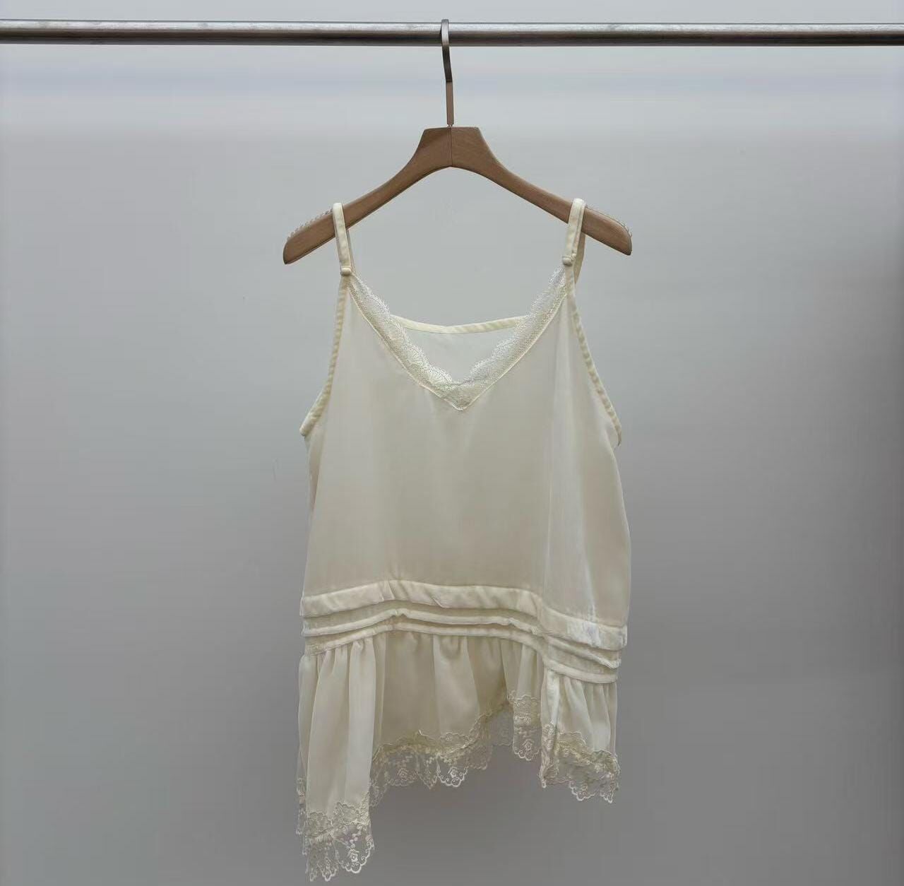 JU6023 不規則蕾絲邊米色吊帶