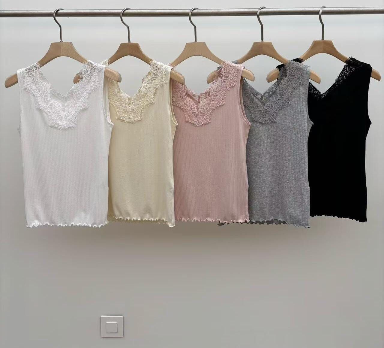 JU6030 法式大蕾絲坑紋背心