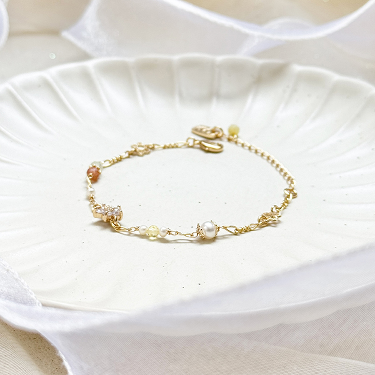 B11 / 生日花 • 柒月貳陸 • 德洋甘菊 – 珍珠 – 手鍊