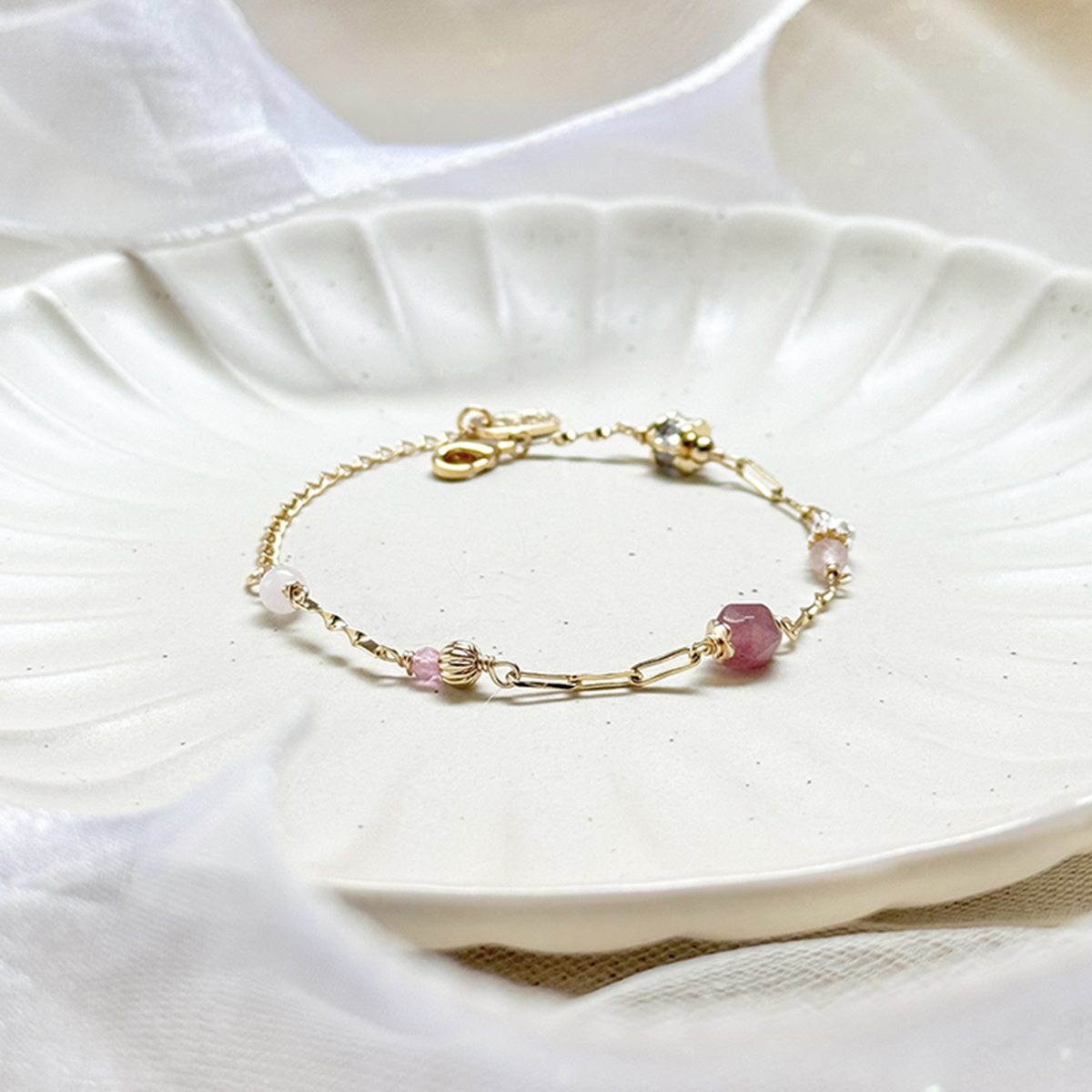 B09 / 生日花 • 伍月貳柒 • 石楠杜鵑 – 草莓晶 – 手鍊