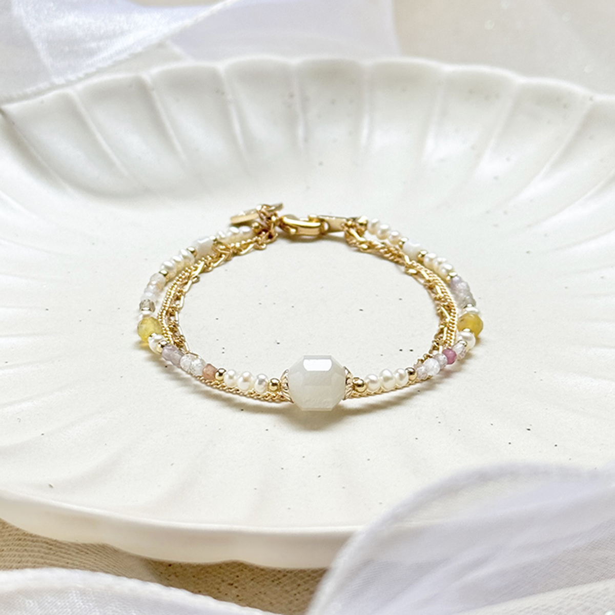 B08 / 生日花 • 貳月貳壹 • 白番紅花 – 奶油月光石 – 手鍊