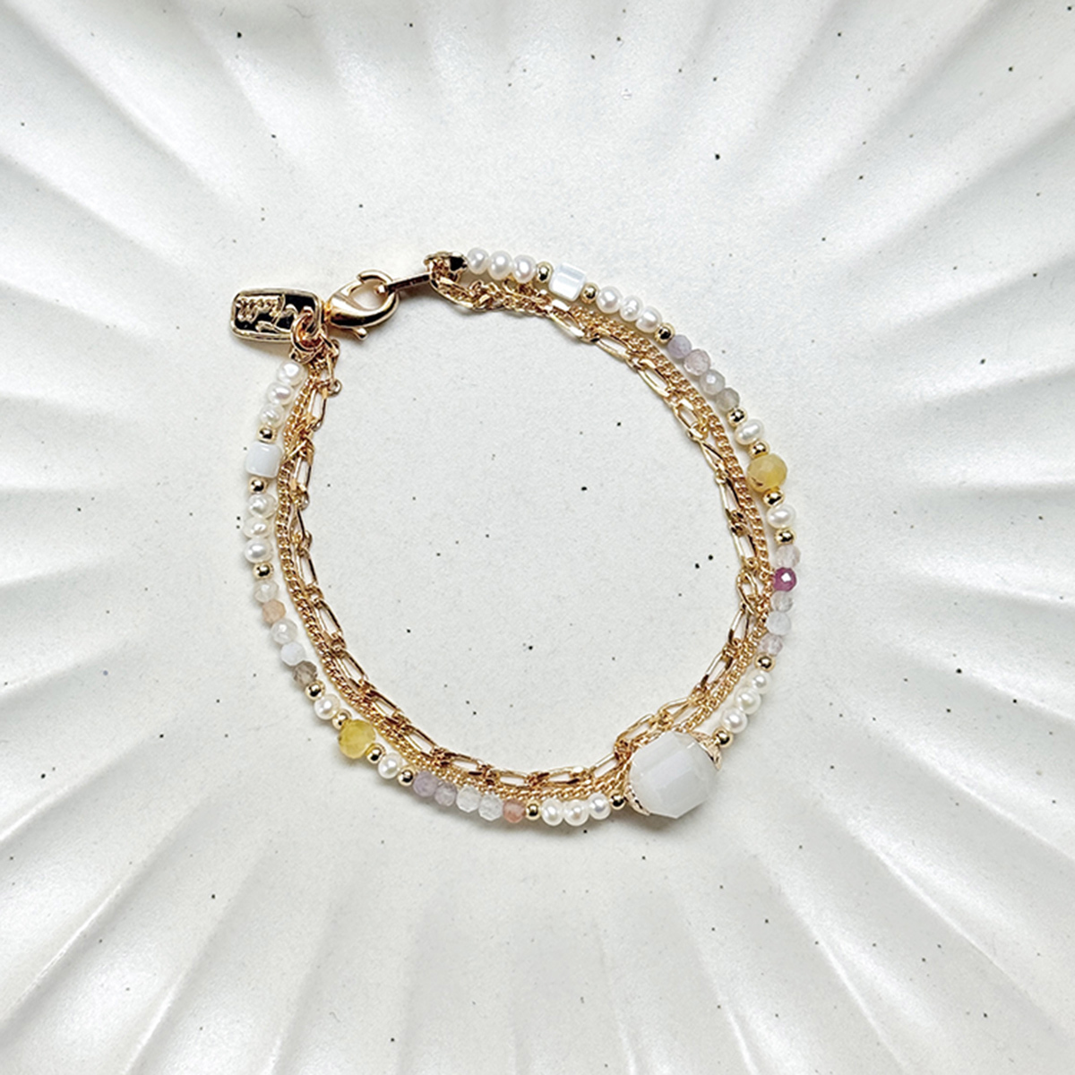 B08 / 生日花 • 貳月貳壹 • 白番紅花 – 奶油月光石 – 手鍊