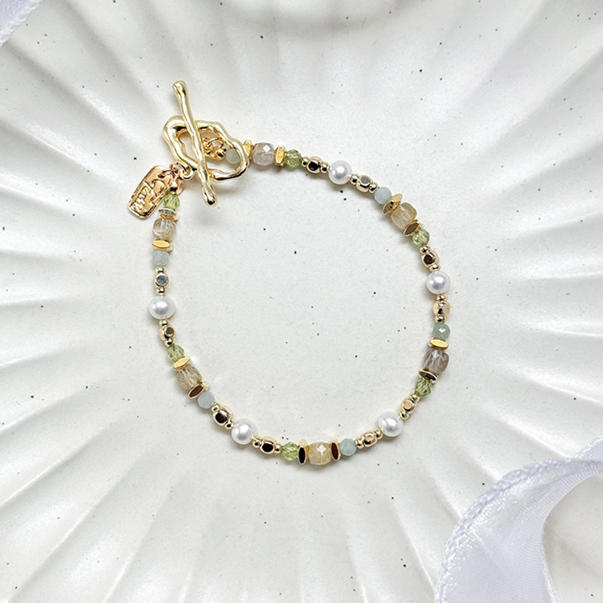 B07 / 生日花 • 貳月貳 • 雪花蓮 – 金髮晶 – 手鍊