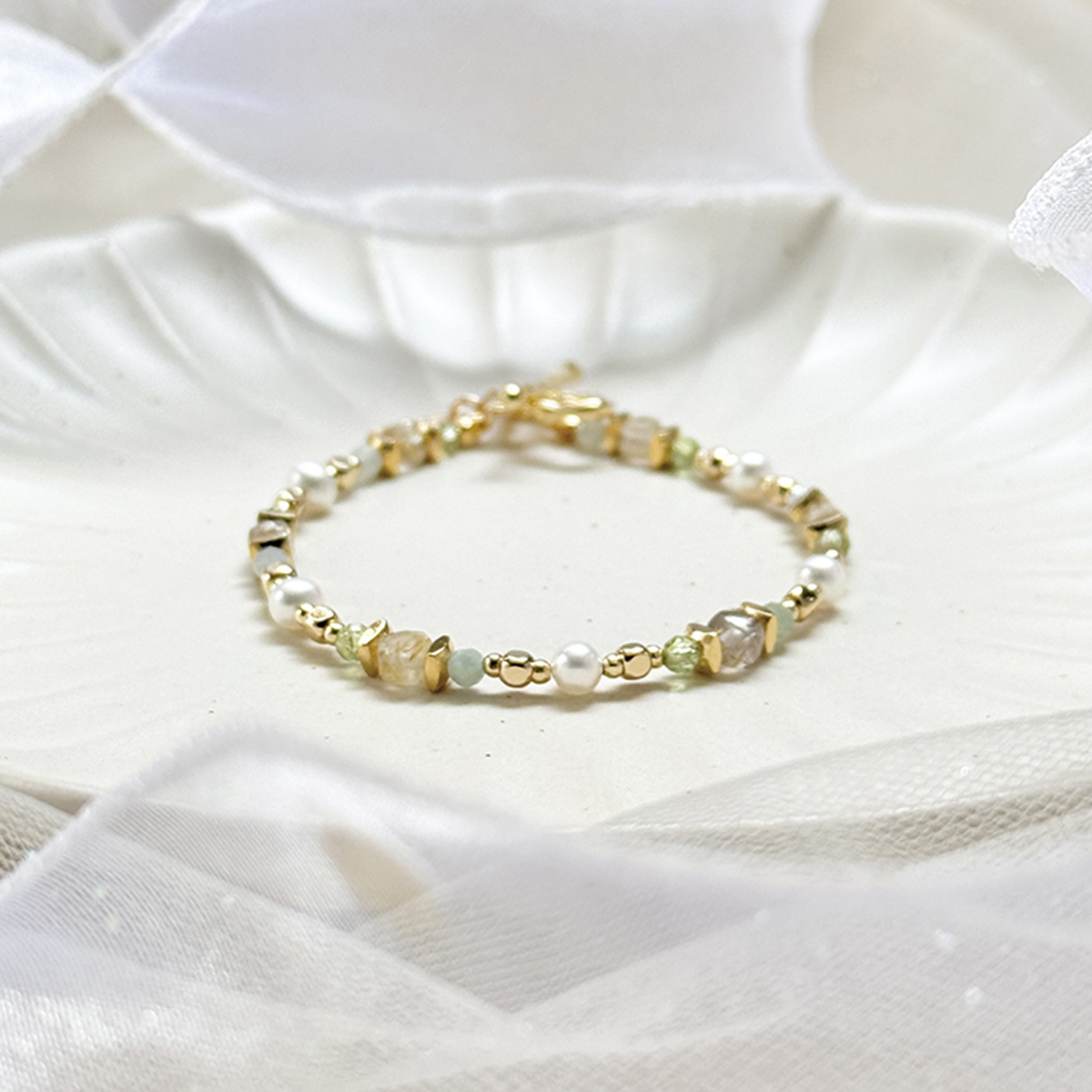 B07 / 生日花 • 貳月貳 • 雪花蓮 – 金髮晶 – 手鍊