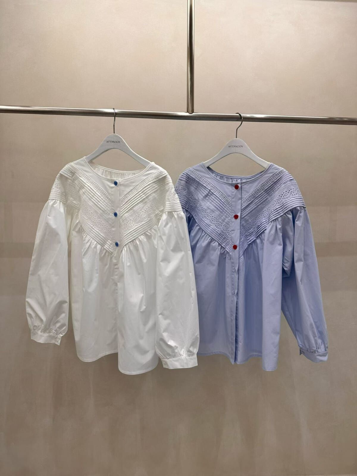 AF6044 V型壓褶通花上衣