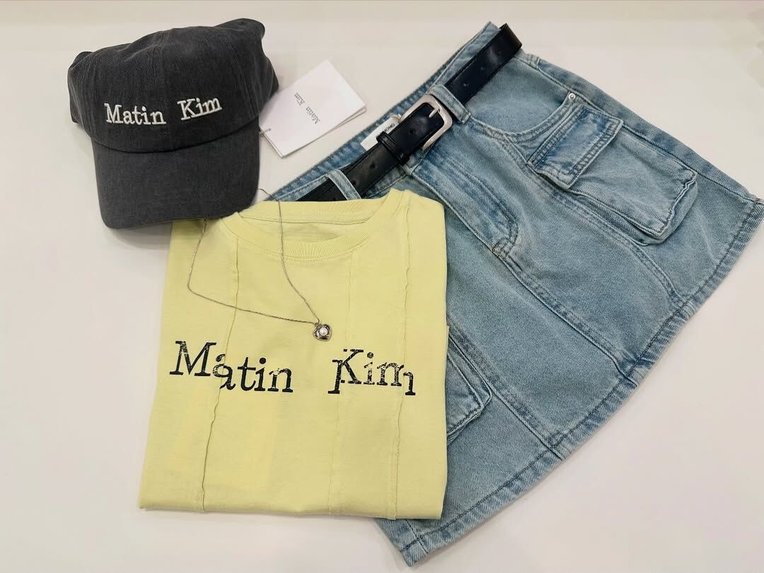 【預購】韓國代購 Matin Kim 設計款 不對稱 置換 錯位Logo 短版上衣 多色可選