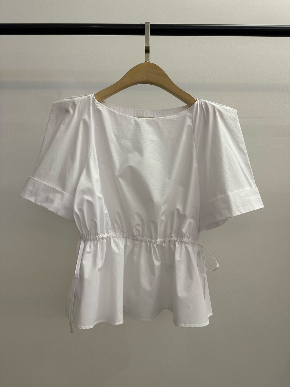 抓摺澎澎袖收腰綁帶傘擺造型上衣 / 2色