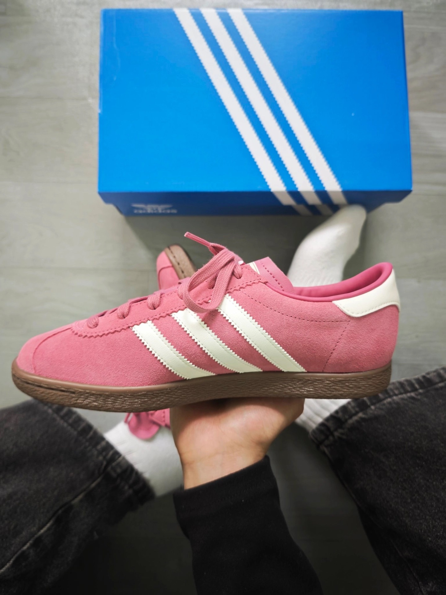 代購-Adidas Originals Stadt 復古 麂皮 德訓鞋 草莓熊 男女同款  JR9551