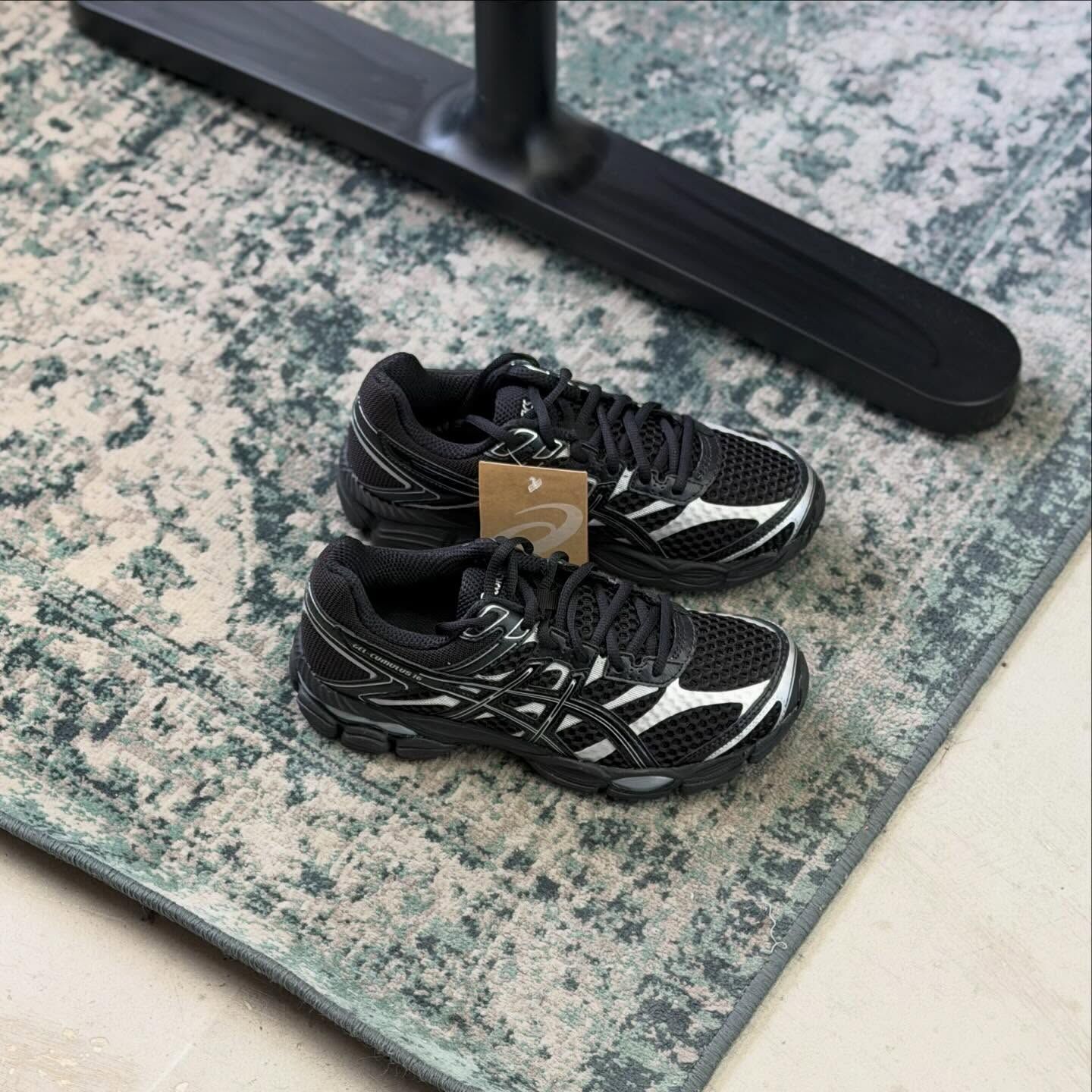 Asics Gel-Cumulus 16 日本新款 黑銀 黑色 復古鞋 1203A733-002