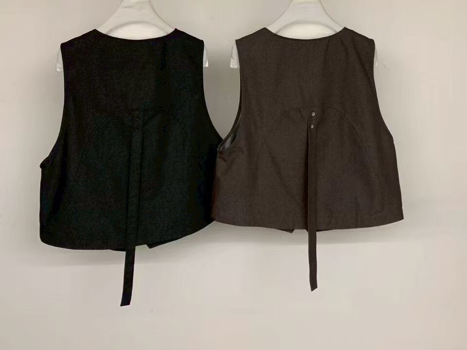 060232 短版設計感馬甲 - 棕